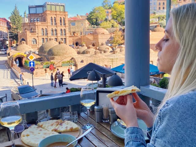 Tbilisi gdzie zjeść - odkryj najlepsze restauracje z gruzińską kuchnią Tbilisi gdzie zjeść - odkryj najlepsze restauracje z gruzińską kuchnią